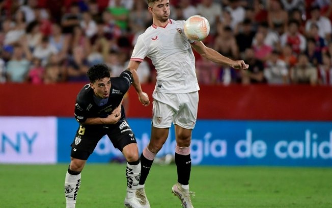Kike Salas (D) em campo pelo Sevilla contra o Independiente del Valle no Desafio de Clubes, em julho de 2023