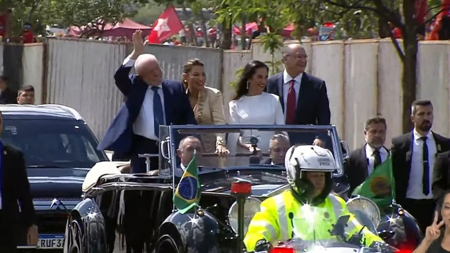 O presidente Luiz Inácio Lula da Silva e o vice-presidente Geraldo Alckmin, acompanhados da primeira-dama, Janja e Lu Alckmin