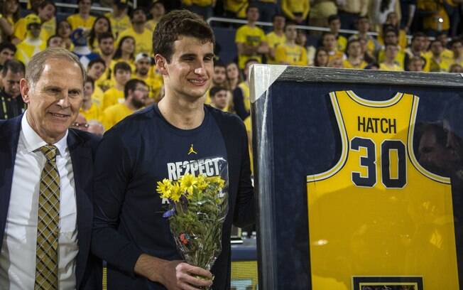 Jogador do time de basquete da entidade, Austin Hatch foi homenageado pela Universidade do Michigan 