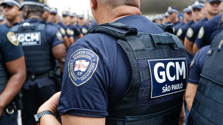 Mulher desaparece dentro do prédio em que mora