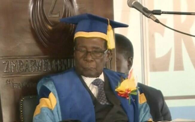 Presidente Robert Mugabe, que está sob custódia dos militares, apareceu em formatura de universidade no Zimbábue