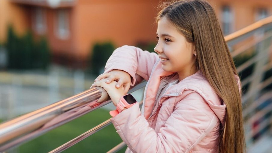 Relógios inteligentes infantis podem ajudar os pais com o monitoramento dos filhos, inclusive no caminho da escola