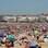 Ingleses se aglomeraram em praias ao sul da Inglaterra para aproveitar dia mais quente do ano; medidas de distanciamento continuam valendo. Foto: Andrew Couldrige/Reuters