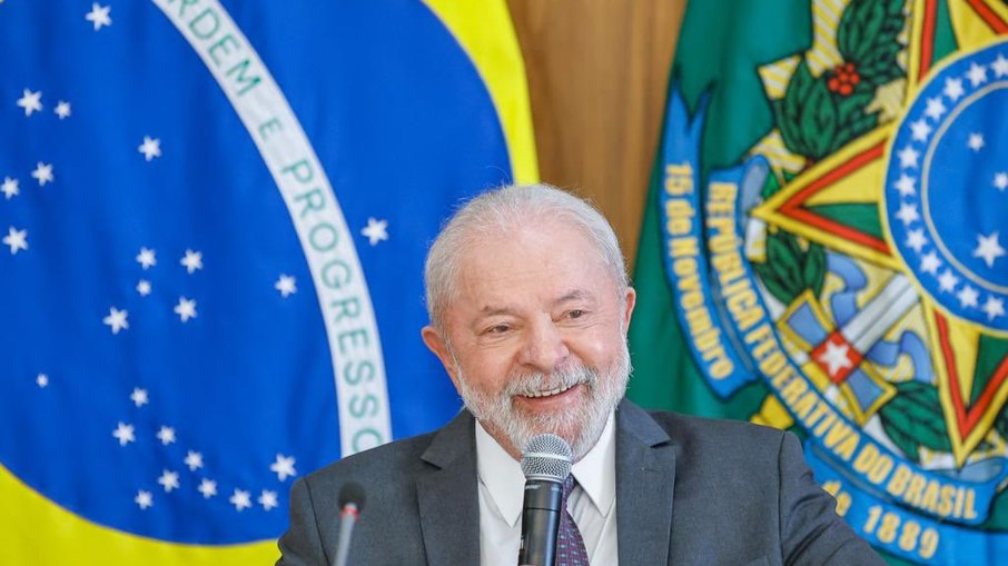 Presidente Luiz Inácio Lula da Silva assina MP do novo salário mínimo
