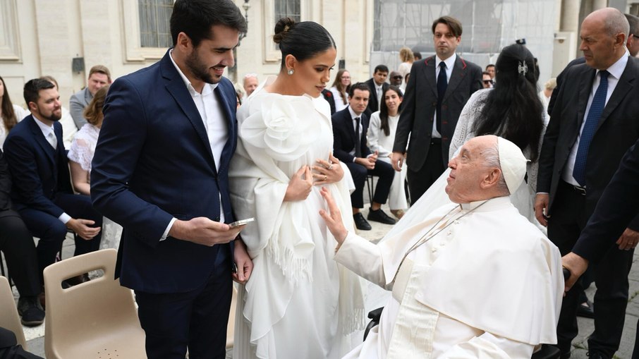 Recém-casados recebem benção do Papa Recém-casados recebem benção do Papa