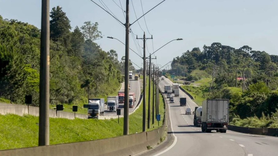 A Arteris Régis Bittencourt estima que mais de 687 mil veículos circulem pela BR-116, entre Curitiba/PR e Embu das Artes/SP, entre os dias 4 e 7 de setembro, durante o feriado da Independência do Brasil A Arteris Régis Bittencourt estima que mais de 687 mil veículos circulem pela BR-116, entre Curitiba/PR e Embu das Artes/SP, entre os dias 4 e 7 de setembro, durante o feriado da Independência do Brasil