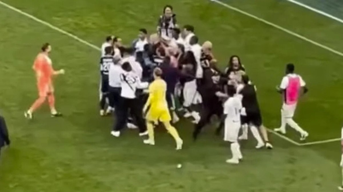Técnico Liam Rosenior provoca torcida e causa briga após jogo em Paris