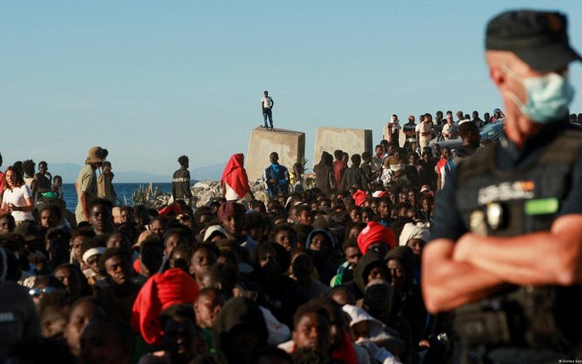 Observadores dizem que agentes marroquinas se omitiram, ou não conseguiram conter onda de migrantes