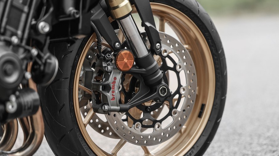 Versão SP recebe pinças dianteiras Brembo Stylema de quatro pistões e discos flutuantes de 310 mm. Versão SP recebe pinças dianteiras Brembo Stylema de quatro pistões e discos flutuantes de 310 mm.