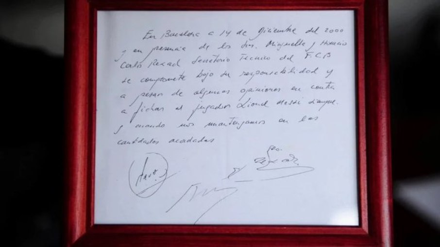 Papel assinado por Messi, em seu primeiro contrato com o Barcelona
