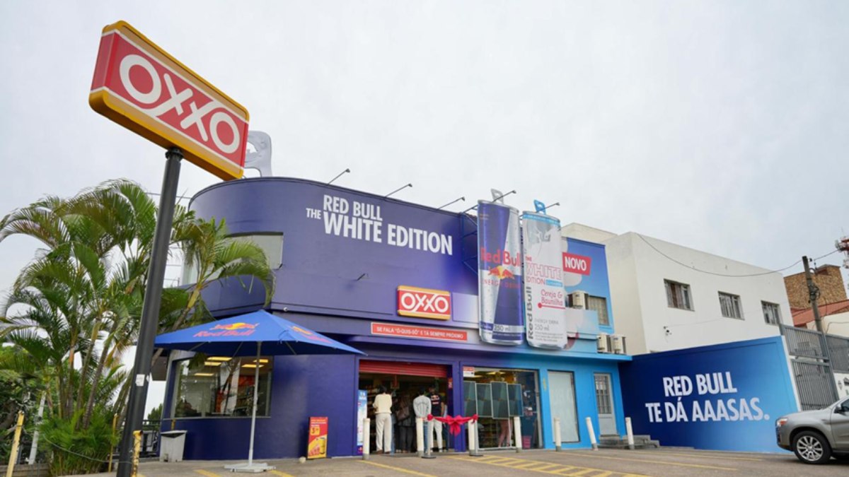 Fachada da loja emblemática feita pela OXXO em parceria com a Red Bull Fachada da loja emblemática feita pela OXXO em parceria com a Red Bull