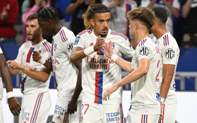 Em jogo marcado por expulsões, Lyon vence Ajaccio em estreia no Campeonato Francês