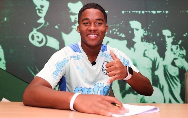Endrick assina primeiro contrato profissional com o Palmeiras
