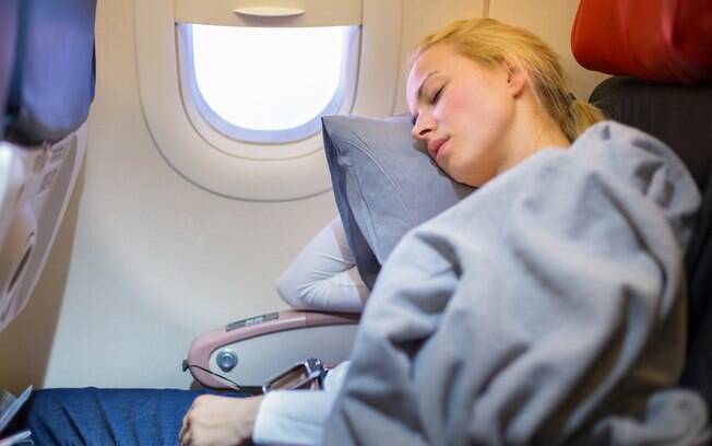 Para quem quer relaxar e conseguir dormir no avião, algumas dicas podem ajudar, como usar roupas confortáveis