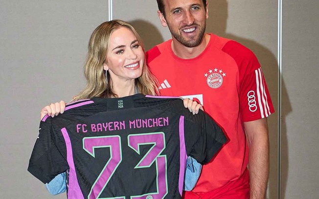 Harry Kane presenteia a atriz Emily Blunt com a camisa do Bayer de Munique