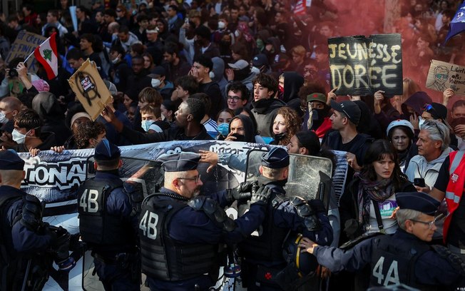 Manifestantes denunciam falta de professores, superlotação das salas de aula e uso excessivo da força policial durante os atos Manifestantes denunciam falta de professores, superlotação das salas de aula e uso excessivo da força policial durante os atos