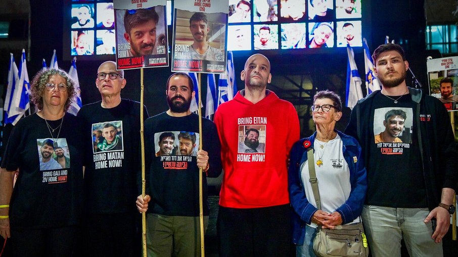 Ex-reféns do Hamas protestam contra volta da campanha militar em Gaza Ex-reféns do Hamas protestam contra volta da campanha militar em Gaza