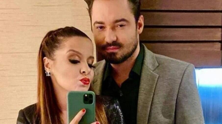 Maiara e Fernando Zor se beijam em show