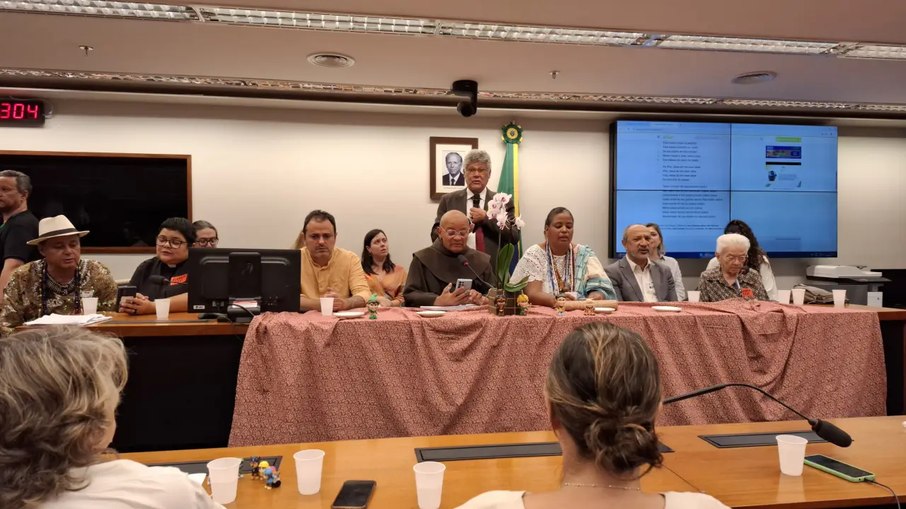 Apoiadores participaram de um ato ecumênico, nesta quinta (10), ao lado do deputado Glauber Braga Apoiadores participaram de um ato ecumênico, nesta quinta (10), ao lado do deputado Glauber Braga