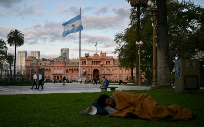 Morador de rua dorme na Plaza de Mayo, em frente à Casa Rosada, em Buenos Aires, em 24 de setembro de 2024