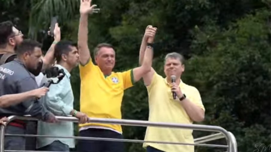 Tarcísio discursa ao lado de Bolsonaro em ato na Paulista