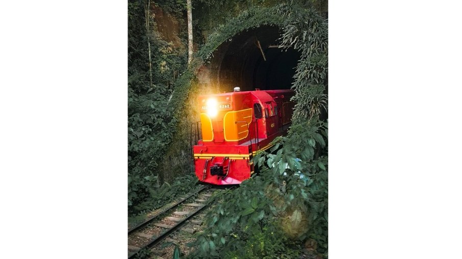 Túnel por onde passava o trem do Vale