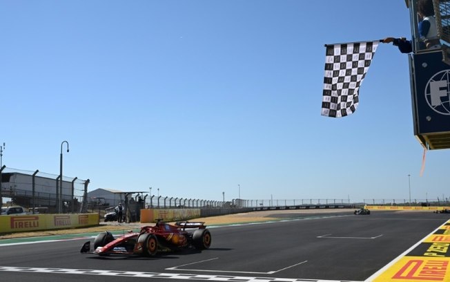 A Ferrari de Charles Leclerc cruza a linha de chegada do Grande Prêmio dos Estados Unidos em 20 de outubro de 2024