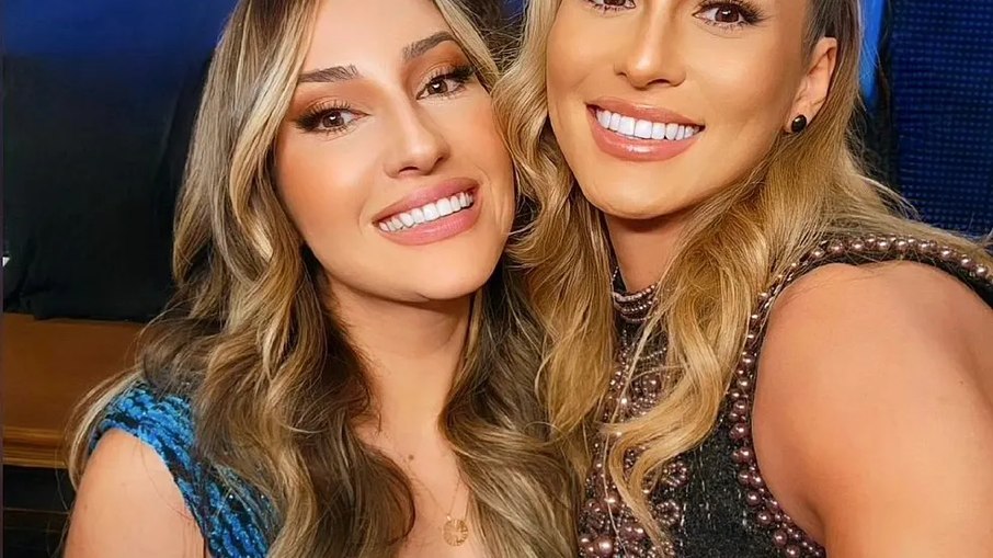 Lívia Andrade posa com Amanda e web questiona: 'Gêmeas?'
