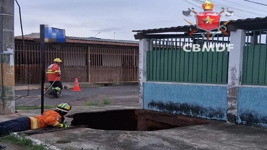 A abertura repentina do buraco se deu por uma rede de esgoto que cedeu A abertura repentina do buraco se deu por uma rede de esgoto que cedeu