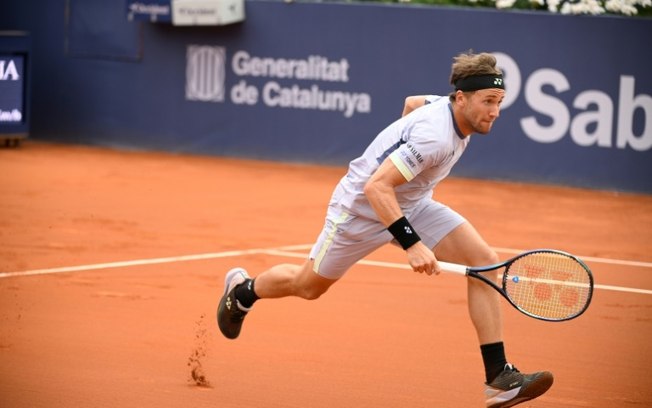 O tenista norueguês Casper Ruud corre na direção da rede durante a partida contra o australiano Jordan Thompson no torneio Conde de Godó, em Barcelona, no dia 18 de abril de 2024