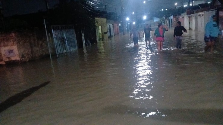 Chuvas alagam 120 casas em Taubaté (SP) e deixam 32 desabrigados