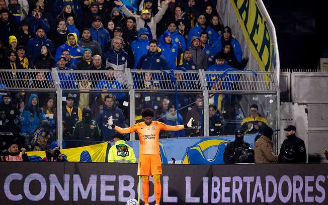 Hugo Souza em ação no empate entre Rosario Central e Corinthians Hugo Souza em ação no empate entre Rosario Central e Corinthians