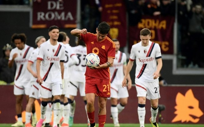 O atacante argentino da Roma Paulo Dybala lamenta após o segundo gol do Bologna em 22 de abril de 2024 no Estádio Olímpico de Roma