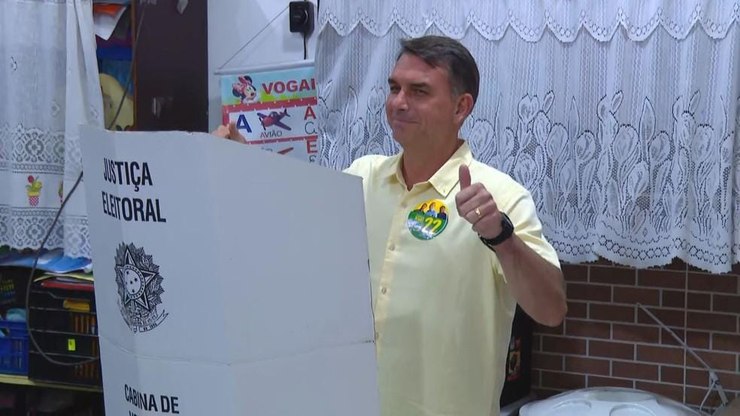 Fl%C3%A1vio%20Bolsonaro%20vota%20e%20diz%20estar%20preparado%20para%20governar%20