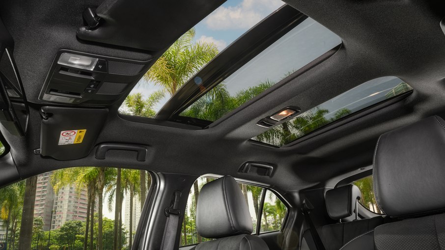 Versões mais completas do Mitsubishi Eclipse Cross 2027 oferecem teto solar panorâmico duplo