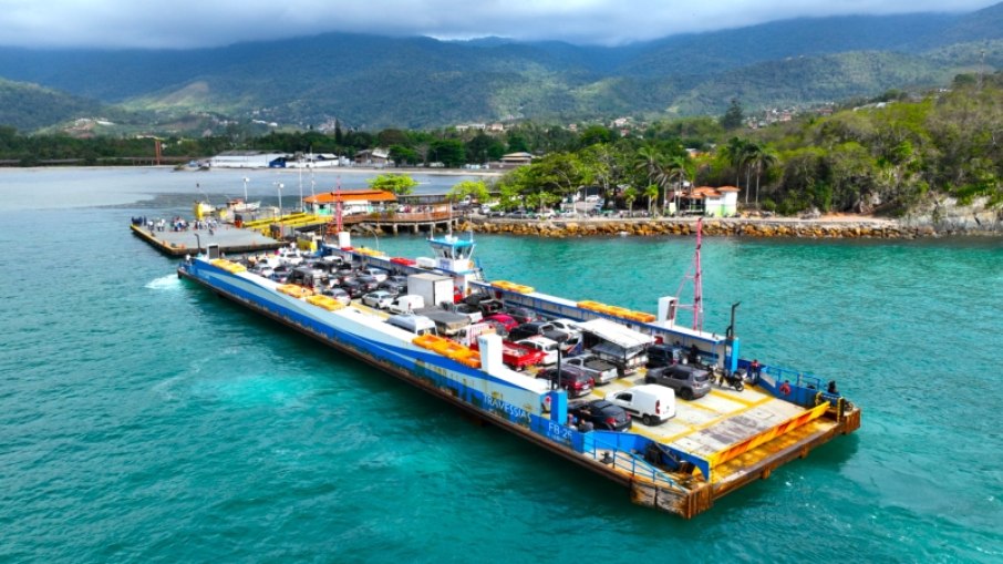 Balsa para travessia em Ilhabela