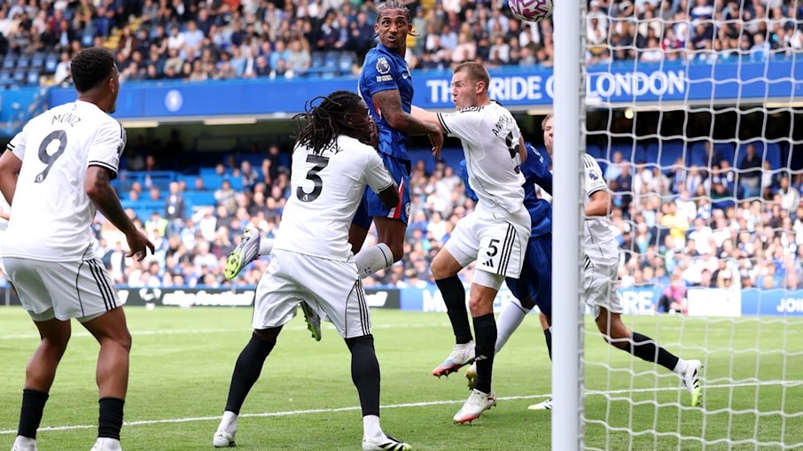 João Pedro marca contra o Fulham