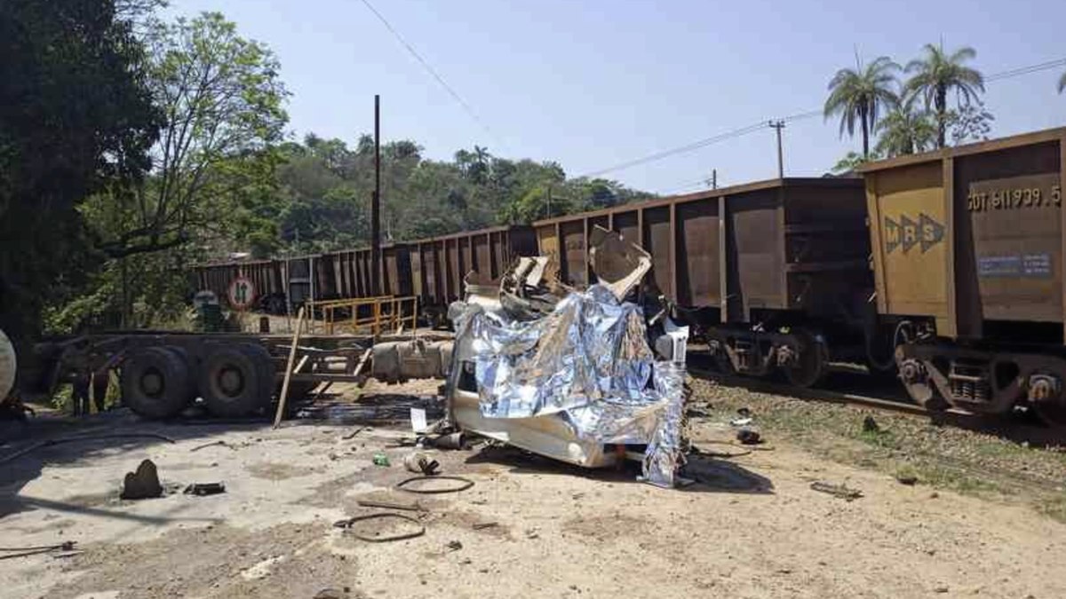 Choque com trem deixou caminhão completamente destruído