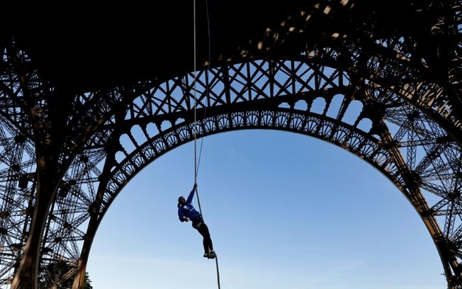 A francesa Anouk Garnier sobe com uma corda a 110 metros da Torre Eiffel, estabelecendo um novo recorde mundial na modalidade, em Paris, em 10 de abril de 2024