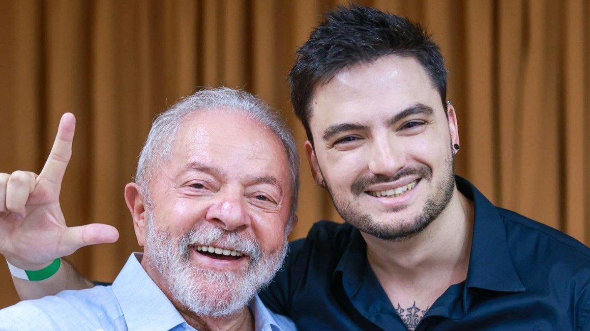 Felipe Neto posa ao lado de Lula, à época candidato à Presidência da República