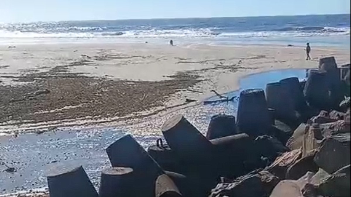 Mar recuou cerca de 100 metros na divisa entre Santa Catarina e Rio Grande do Sul nesta sexta (07) Mar recuou cerca de 100 metros na divisa entre Santa Catarina e Rio Grande do Sul nesta sexta (07)