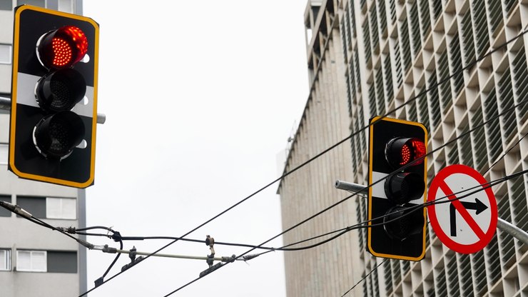 Semáforos inteligentes em São Paulo reduzem lentidão nas vias