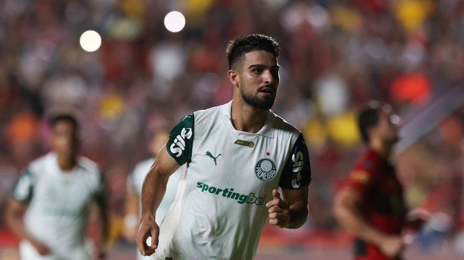 Flaco López cabeceia para igualar o jogo com o Vitória 