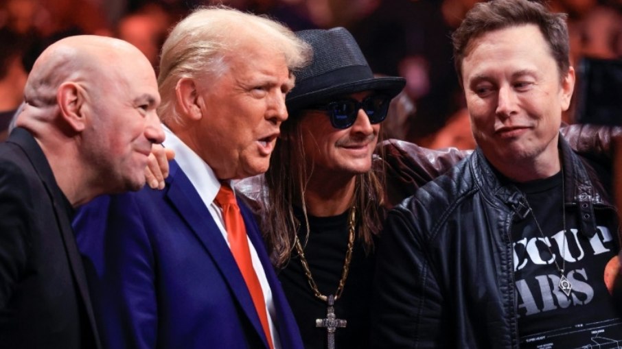 O presidente eleito dos Estados Unidos, Donald Trump (segundo a partir da esquerda) compareceu ao  Madison Square Garden em 16 de novembro de 2024 para um evento do UFC