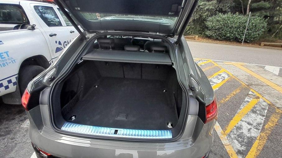 Porta do Q8 e-tron Sportback traz 528 litros de capacidade, 41 a menos que o SUV