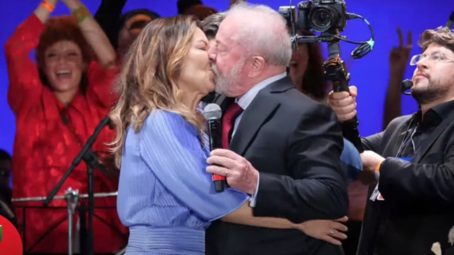 Presidente Lula e primeira-dama se beijam durante cerimônia de posse