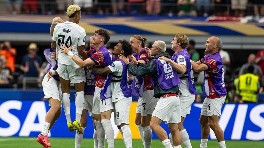 Seleção norueguesa comemorando o gol de Nusa