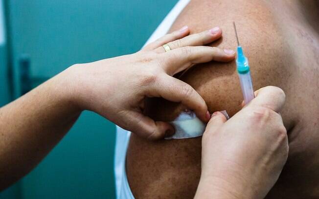 Segundo o Ministério da Saúde, a previsão é que Brasil receba 15 milhões de doses de vacina contra a Covid-19 em janeiro e fevereiro