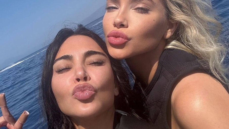 Kim Kardashian mostra decote durante viagem à Grécia