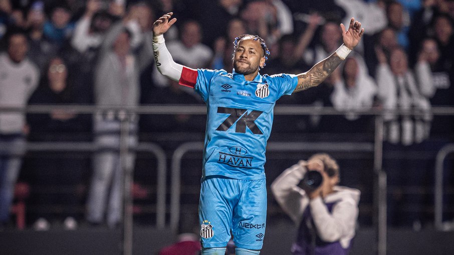 Neymar com a nova camisa do Santos